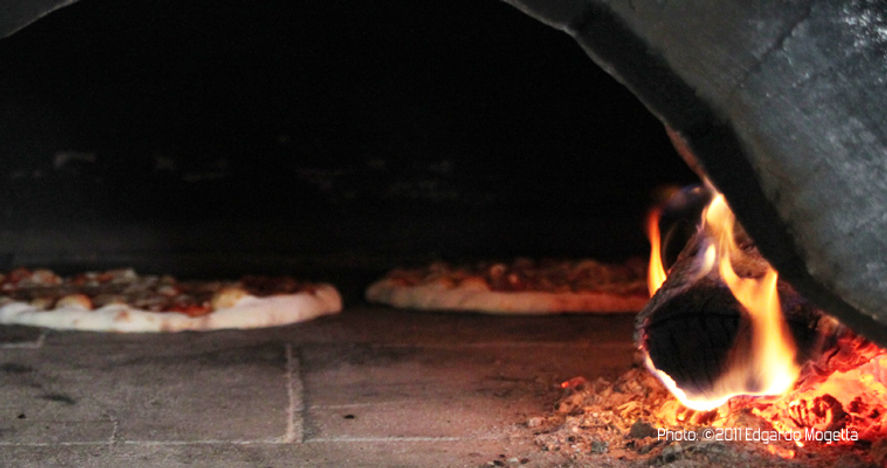 Pizza im Holzbackofen